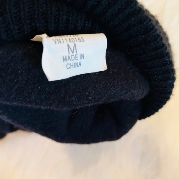 Thinsulate medium black gloves; Velcro closure - Picture 5 of 5